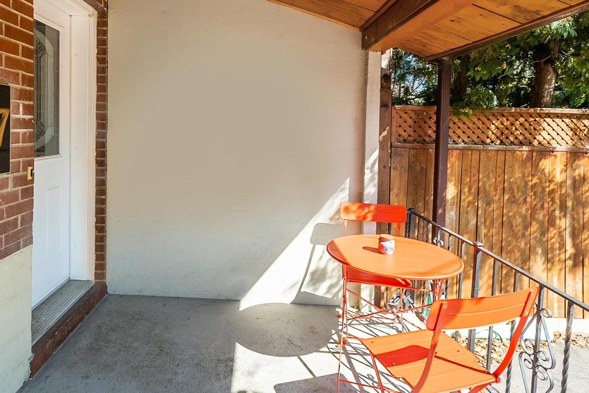 Basement Suite With Private Patio In Davenport Toronto Exterior foto