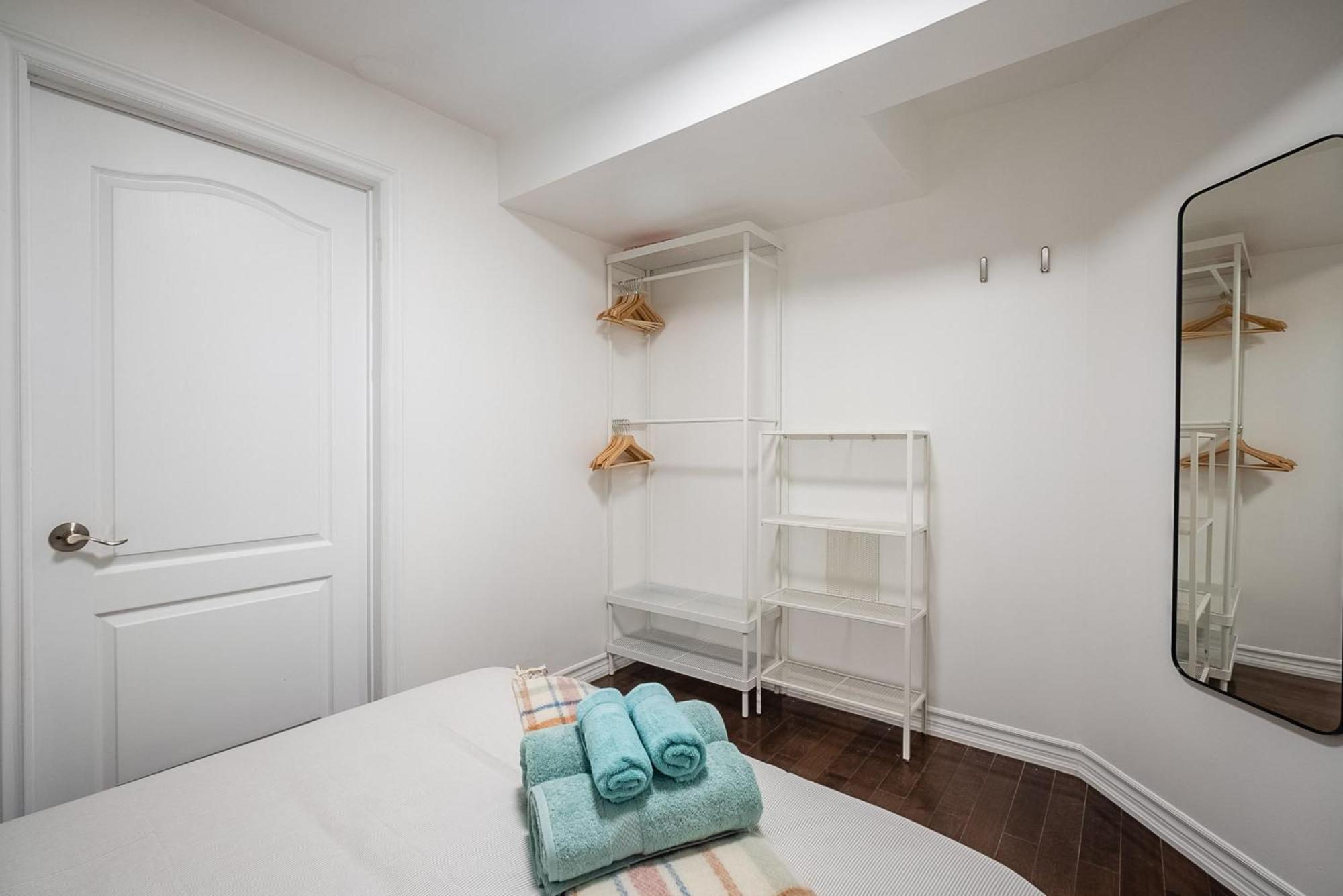 Basement Suite With Private Patio In Davenport Toronto Exterior foto